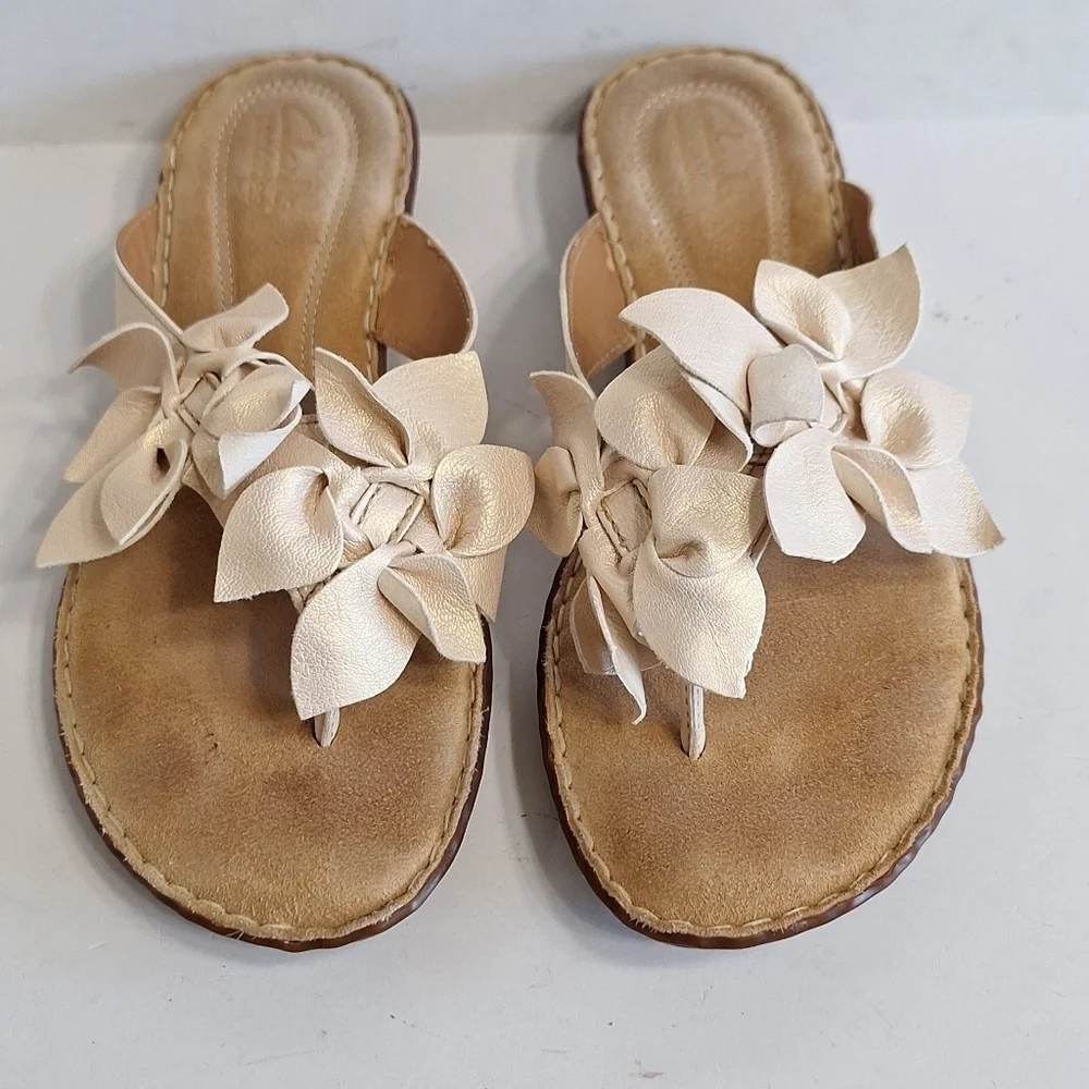 Clarks Cream Leather Metallic Coquette Sandal with Floral Embellishment Size 7.5
